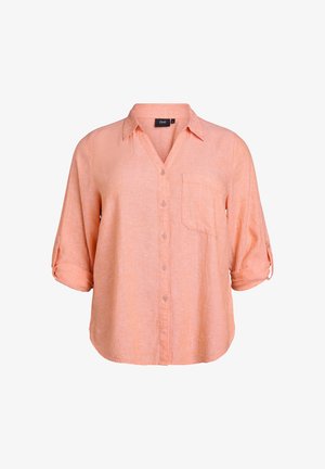 Camisa de botones de color naranja claro con cuello, un bolsillo en el pecho y mangas de tres cuartos remangadas, hecha de una tela texturizada.