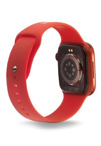 Älykello mustalla suorakulmaisella näytöllä, punaisella silikonihihnalla ja pyöreällä takakuorella. Hihnassa on reikiä ja hopeanvärinen yksityiskohta.