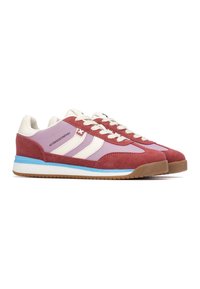Zapatillas de ante rojo y malla lavanda con rayas blancas, acentos crema y una suela media azul. Presenta una suela de goma y cordones beige.