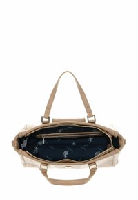 Bolso de mano de cuero beige con dos asas superiores, cierre de cremallera y un interior de patrón azul marino que cuenta con un bolsillo con cremallera y compartimentos.