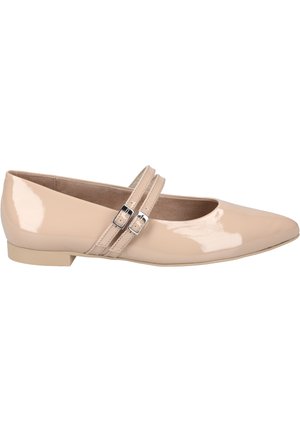Chaussure plate en cuir verni beige avec un bout pointu, équipée de deux sangles ajustables et de boucles en argent pour un maintien sécurisé.