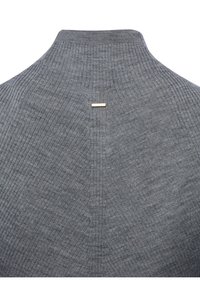 Szary prążkowany sweter z golfem, z wysokim kołnierzem i małym metalicznym akcentem na środku tyłu, podkreślający teksturowaną tkaninę.