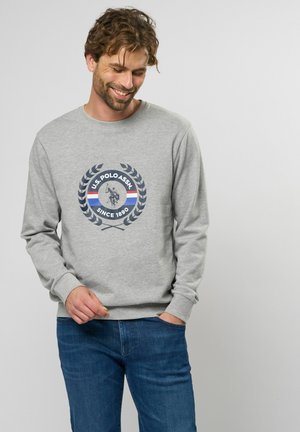 Gray sweatshirt with a round neckline, featuring a central navy-blue graphic of a polo player surrounded by laurel leaves and colored stripes.