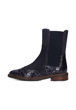 Bottine en nubuck bleu foncé avec panneau élastique noir. Bout brillant et texturé avec motif reptilien. Talon en bois. Design classique Chelsea.