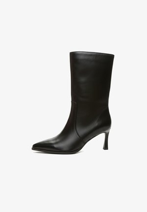 Juoda odinė aulinė batai su smailiu noseliu, elegantišku dizainu ir plona stiletto kulnu. Lygi tekstūra su subtiliomis siūlėmis.