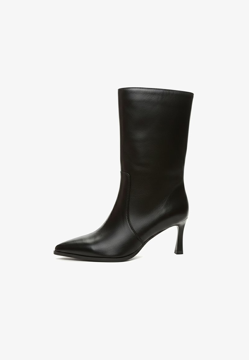 Čierna kožená členková čižma s špicatou špičkou, elegantným dizajnom a tenkým ihličkovým podpätkom. Hladká textúra s jemnými švami.