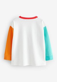 Camicia a maniche lunghe colorata con un corpo bianco, colletto rosso e maniche arancioni e turchesi. Realizzata in tessuto morbido con una vestibilità comoda.