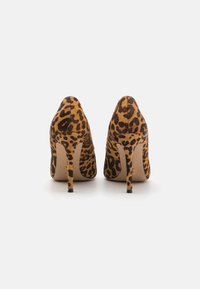 Leopardenmuster hohe Absätze mit einem eleganten Obermaterial, spitzer Zehenpartie und schlankem Stiletto-Absatz, gefertigt aus strukturiertem Wildleder.