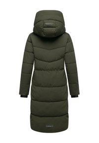 Manteau matelassé vert olive avec capuche amovible, présentant des coutures en chevrons et une étiquette de marque sur l'ourlet. Manches longues avec poignets ajustés.