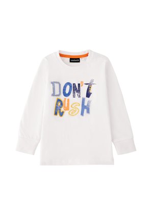 Weißes Kinderlangarmshirt mit bunten aufgesetzten Buchstaben, die "DON'T RUSH" auf der Vorderseite bilden, und Druckknöpfen an der Schulter.
