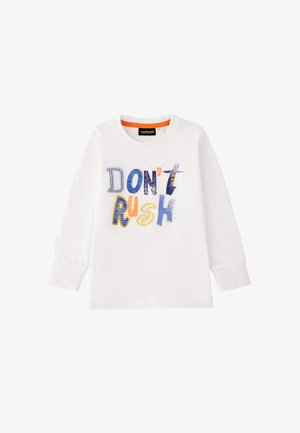 Camiseta blanca de manga larga para niños con letras de parches coloridos que forman la frase "DON'T RUSH" en el frente y botones a presión en el hombro.