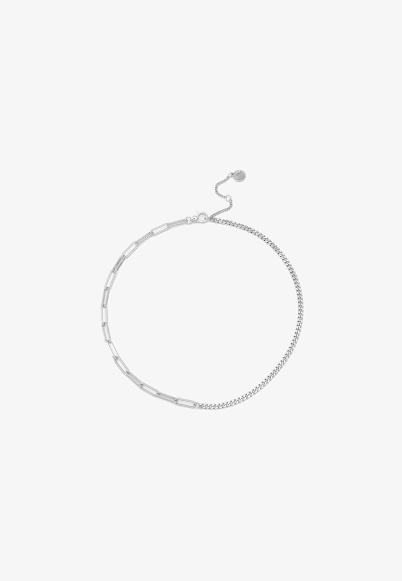 Collana in argento con metà dei link rettangolari allungati e metà della catena fine a maglia, dotata di un piccolo disco circolare vicino al gancio.