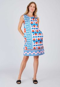 Ärmelloses Kleid mit einer Mischung aus geometrischen Mustern in Blau, Rot und Pink. Hergestellt aus leichtem Stoff, mit Seitentaschen und einem lockeren Schnitt.