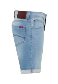 Jasnoniebieskie szorty dżinsowe z podwiniętymi nogawkami, tylną kieszenią z czerwoną metką, przeszywanym wzorem i skórzaną naszywką marki w kolorze brązowym na pasku.