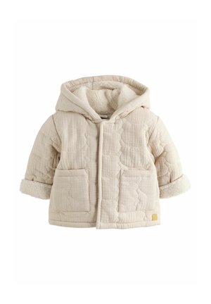 Veste matelassée beige pour tout-petit avec capuche, deux poches avant et doublure polaire douce visible aux poignets et à l’intérieur de la capuche.