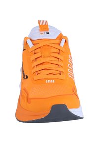 Chaussure de sport orange vif avec des accents blancs, en matériau texturé, avec un laçage prononcé et une semelle en caoutchouc noir. Présente des trous de ventilation sur les côtés.