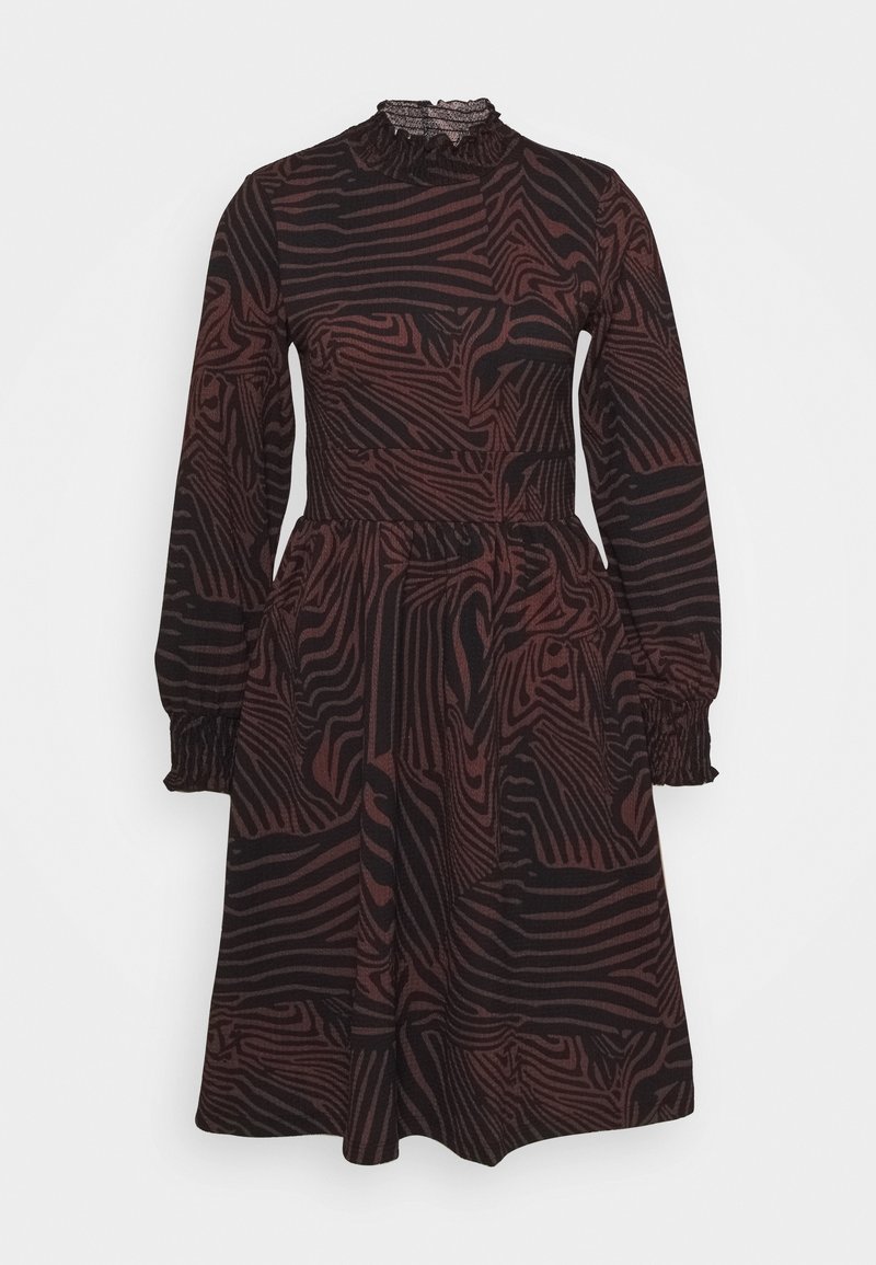 Robe à manches longues avec une base noire ornée d'un motif abstrait rouge foncé, un col montant froncé et des poignets élastiques, fabriquée en tissu léger.