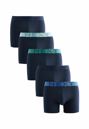 Öt pár sötétkék férfi boxer alsónadrág rugalmas derékkal, különböző kék árnyalatokban, mindegyik derékpántján a "NEXT" márkanevével.