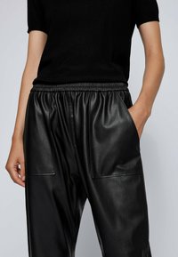 BOSS Pantaloni sportivi - black