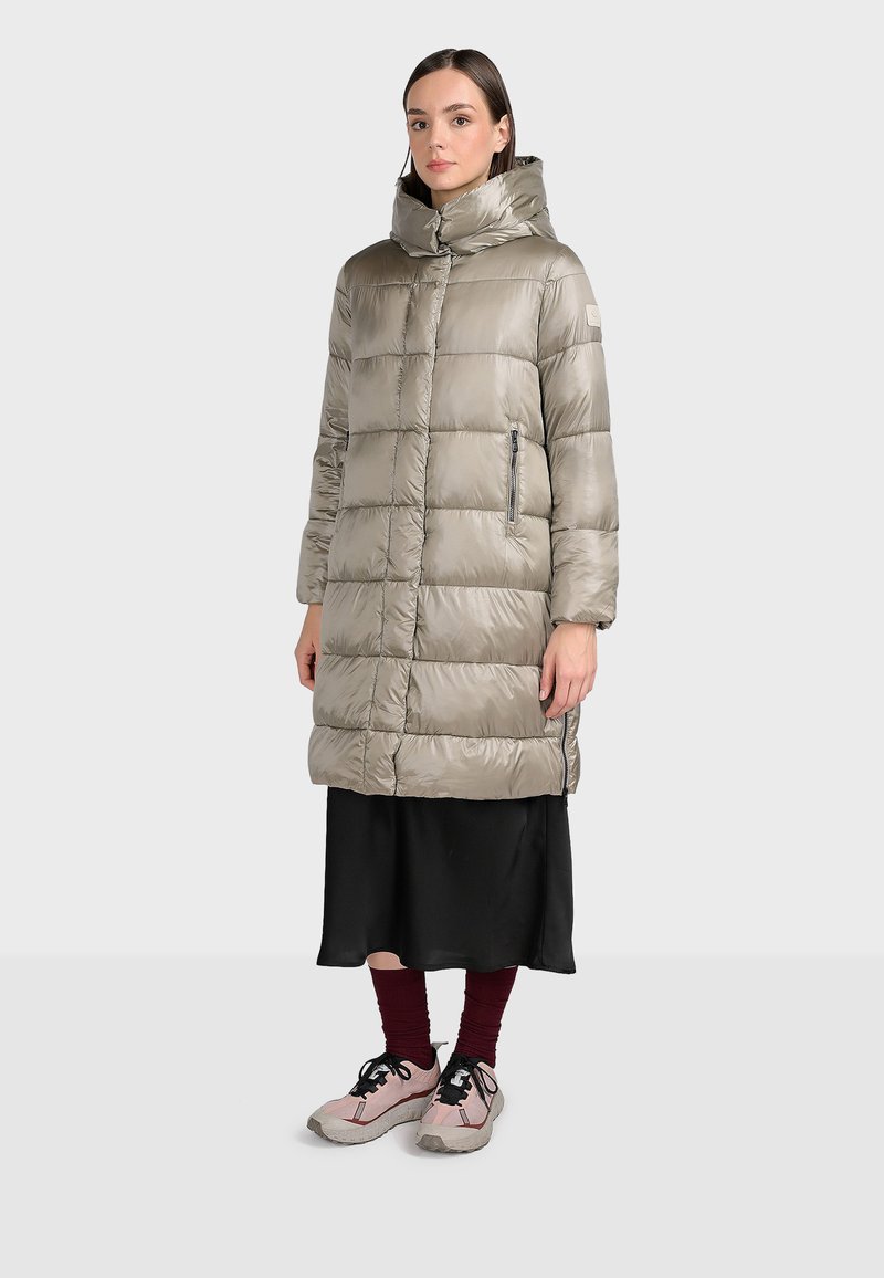 Puffig, ljusgrå jacka med hög krage, dragkedjefräm och sidfickor, med horisontell sömnad och en slät, glänsande yta.