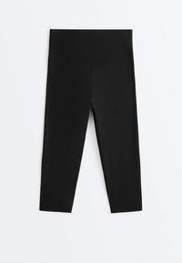 Fekete, magas derekú, rövid szárú leggings széles derékpánttal, fehér háttéren laposan elhelyezve.