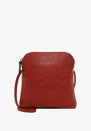 Bolso bandolera de cuero rojo con parte superior redondeada, cierre de cremallera, correa delgada y nombre de la marca embossado en la parte frontal. Textura suave.