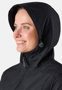 Zwarte hooded jack met een gladde textuur, voorzien van een rits aan de voorkant en verstelbare toggles op de capuchon voor een snug fit.