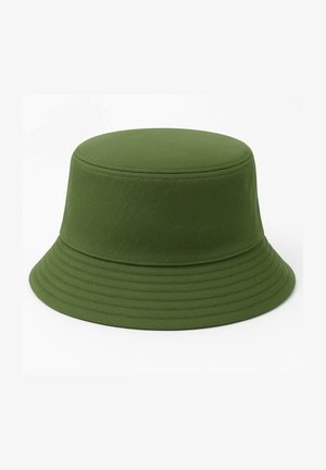 Chapeau bob vert en tissu, avec un dessus arrondi et un large bord descendant présentant des coutures horizontales texturées.
