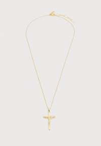 Χρυσό κολιέ με λεπτή αλυσίδα και λεπτομερές σταυρό με τον Ιησού στο σταυρό, απεικονισμένο σε λευκό φόντο.
