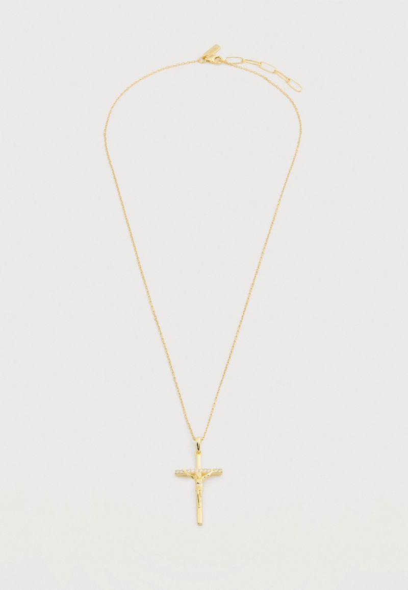 Χρυσό κολιέ με λεπτή αλυσίδα και λεπτομερές σταυρό με τον Ιησού στο σταυρό, απεικονισμένο σε λευκό φόντο.