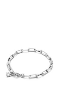 Pulsera de eslabones de plata que presenta eslabones alargados e interconectados con una pequeña etiqueta adjunta. Textura suave, diseño moderno.