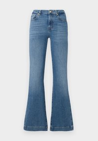 Jean bleu évasé en denim, avec une taille haute, un design à cinq poches, des dégradés subtils et des détails de couture visibles.