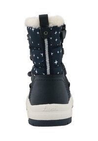 Námořnická zimní bota s bílým hvězdicovým vzorem, bílým umělým kožíškem, černým podpatkem a bílou strukturovanou podrážkou zobrazená zezadu.