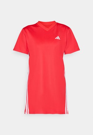 Punane spordikleit lühikeste varrukatega, V-kaelusega, valmistatud siledast materjalist; sel on valged külgriided ja väike valge logo rinnal.