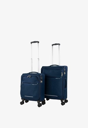 Dos maletas azul marino con detalles plateados, hechas de tela resistente, con carcasa dura, ruedas dobles y asas retráctiles.