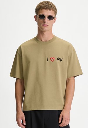 Mira Paris, I LOVE YOU EMBROIDERY OVERSIZED BOXY TEE 26 UNISEX - T-shirt print - faded olive