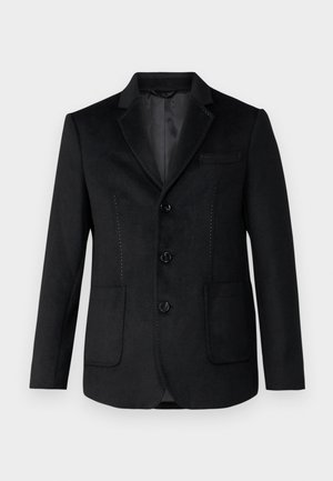 Schwarze Blazer mit Reverskragen, drei vorderen Knöpfen, zwei Seitentaschen und tonalen Stichdetails auf der Vorderseite. Weiche, glatte Textur.