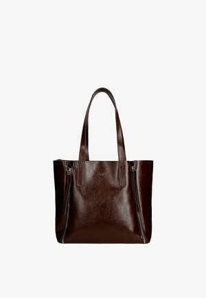 Sac en cuir brun avec deux longues poignées, présentant une texture lisse et une poche latérale zippée pour plus de fonctionnalité.
