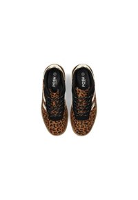 Un par de zapatillas de leopardo con cordones negros y acentos dorados, vistas desde arriba sobre un fondo blanco.