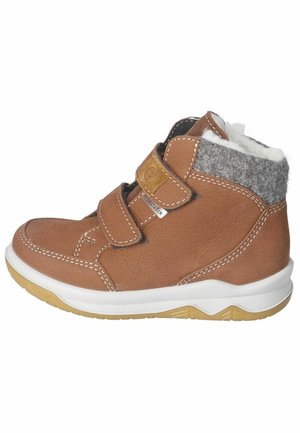 Botas de tobillo de cuero marrón con cuello de fieltro gris, suela blanca y dos correas de velcro. Costuras blancas acentúan el diseño.