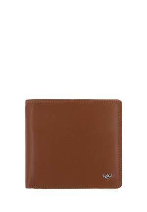 Cartera marrón de cuero bifold con costuras visibles y pequeño emblema plateado en la esquina inferior derecha, sobre fondo blanco.