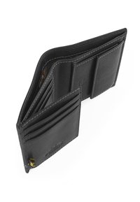 Cartera de cuero negro con múltiples ranuras para tarjetas, una superficie texturizada y costuras blancas en contraste. Presenta un bolsillo exterior y un branding sutil.