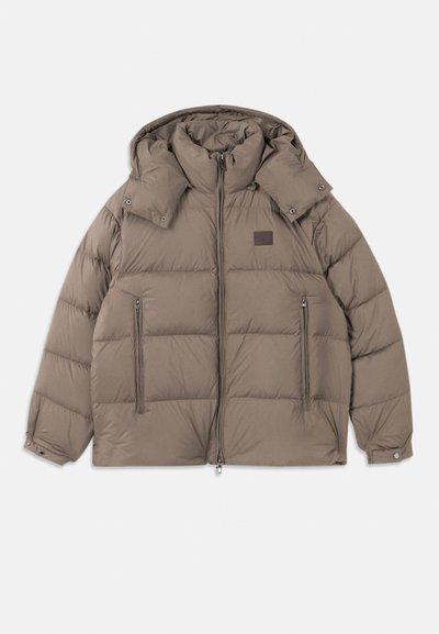 Puffer jacket in light brown, featuring a high collar, detachable hood, zippered front pockets, and horizontal quilting. Soft, insulated material.
