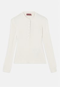 Maglietta bianca a maniche lunghe con scollatura henley e patta con sei bottoni, dotata di polsini attillati e una forma leggermente affusolata.