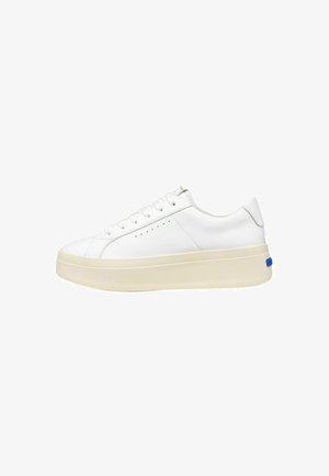 Sneaker bianco a taglio basso con chiusura frontale con lacci, tomaia in pelle liscia, dettaglio laterale traforato e spessa suola platform color avorio.