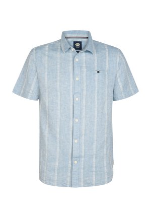 Lichtblauw overhemd met korte mouwen en knopen, verticale witte strepen en een enkele borstzak met knop.