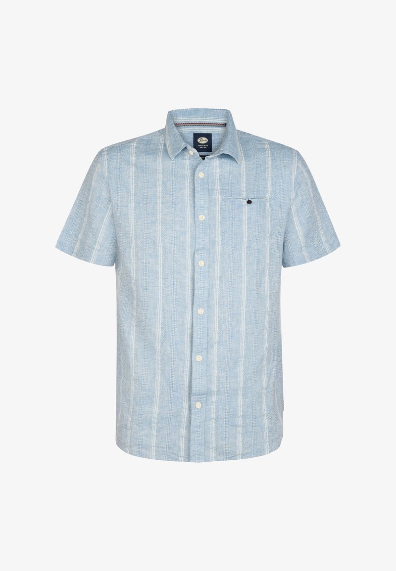 Chemise bleu clair à manches courtes, boutonnée, avec des rayures blanches verticales et une seule poche poitrine avec un bouton.