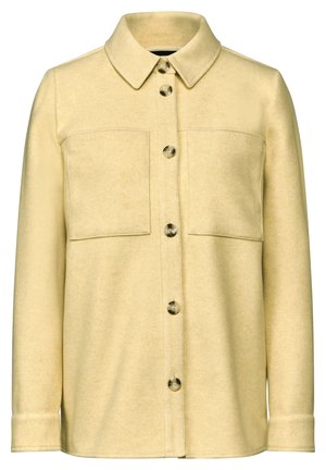 La chaqueta de camisa de mezcla de lana amarilla presenta un cuello con solapa, dos bolsillos frontales y seis botones en la parte delantera. Textura suave con un acabado ligeramente cepillado.