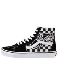 Wysokie sneakersy wykonane z czarnego zamszu i w kratę, z białymi sznurowadłami, logo w białym pasku oraz gumową podeszwą z czerwonym akcentem.