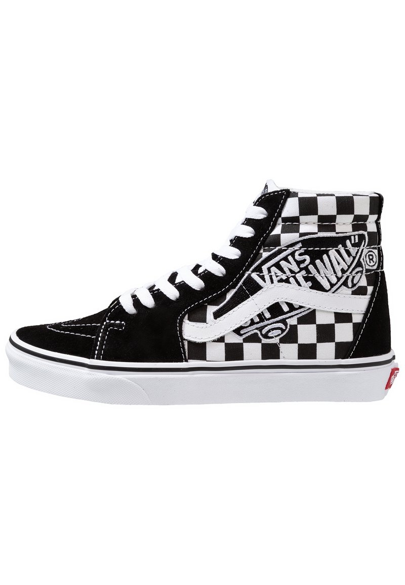Wysokie sneakersy wykonane z czarnego zamszu i w kratę, z białymi sznurowadłami, logo w białym pasku oraz gumową podeszwą z czerwonym akcentem.